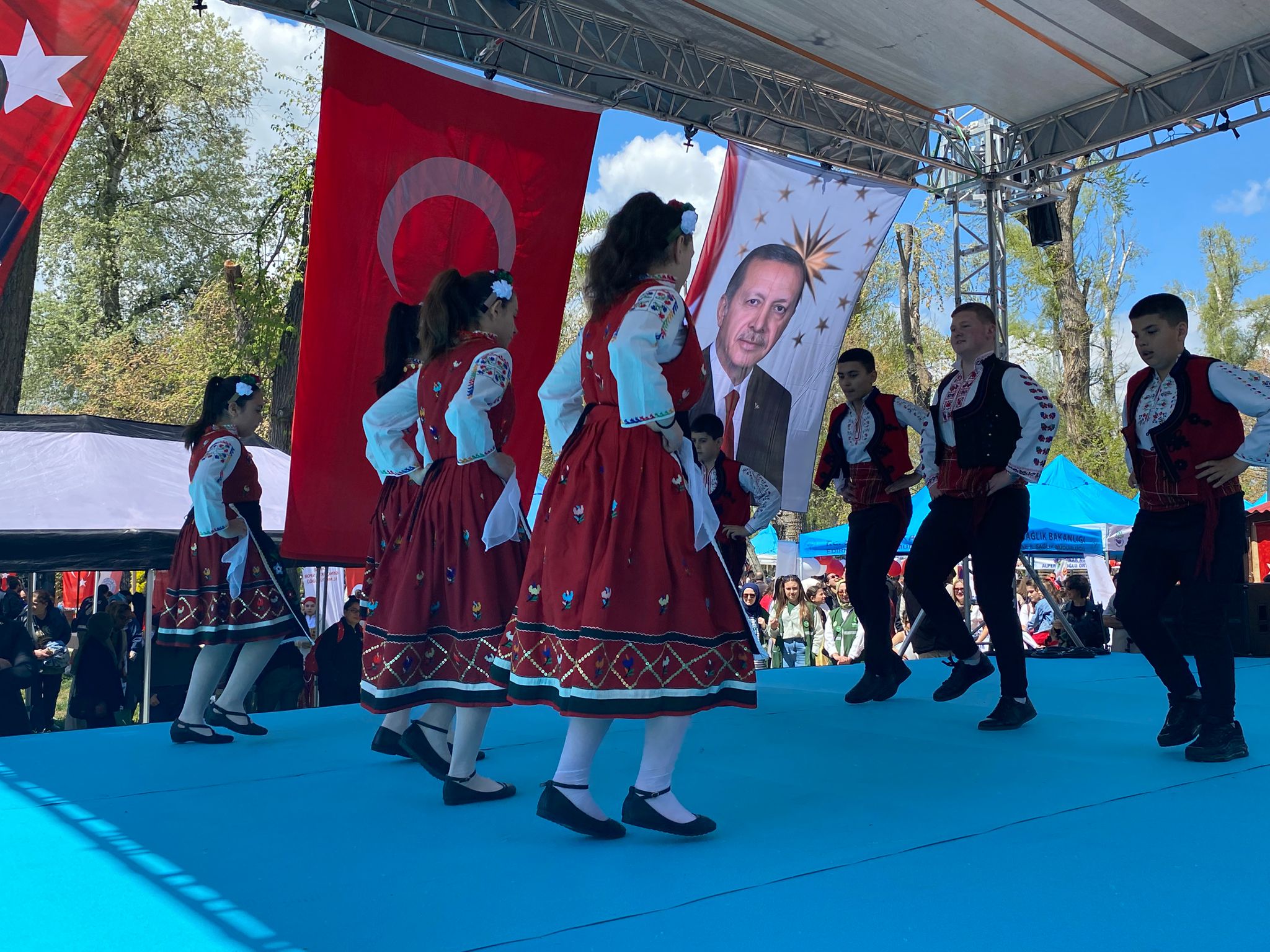 Edirne'de 'Balkan Çocuk Şenliği' kapsamında Söğütlük Millet Bahçesi'nde 6 farklı Balkan Ülkesi'nden gelen halk oyunları ekipleri gösteri sundu.